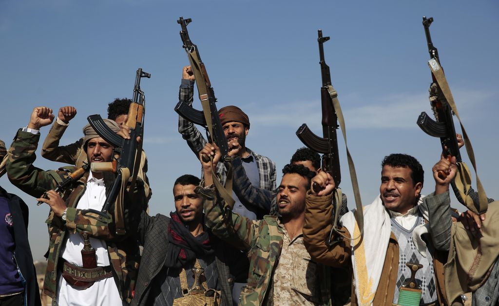 Para petempur kelompok Houthi berunjuk rasa di Sana'a, Yaman, 29 Januari 2024, untuk menyampaikan dukungan atas warga Palestina di Jalur Gaza dan untuk melawan serangan AS bersama negara-negara mitranya. 