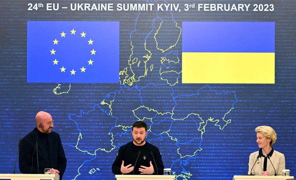 Presiden Ukraina Volodymyr Zelenskyy (tengah), Presiden Dewan Eropa Charles Michel (kiri), dan Ketua Komisi Eropa Ursula von der Leyen memberikan pernyataan pers bersama setelah pertemuan puncak Ukraina-Uni Eropa di Kyiv, 3 Februari 2023. 