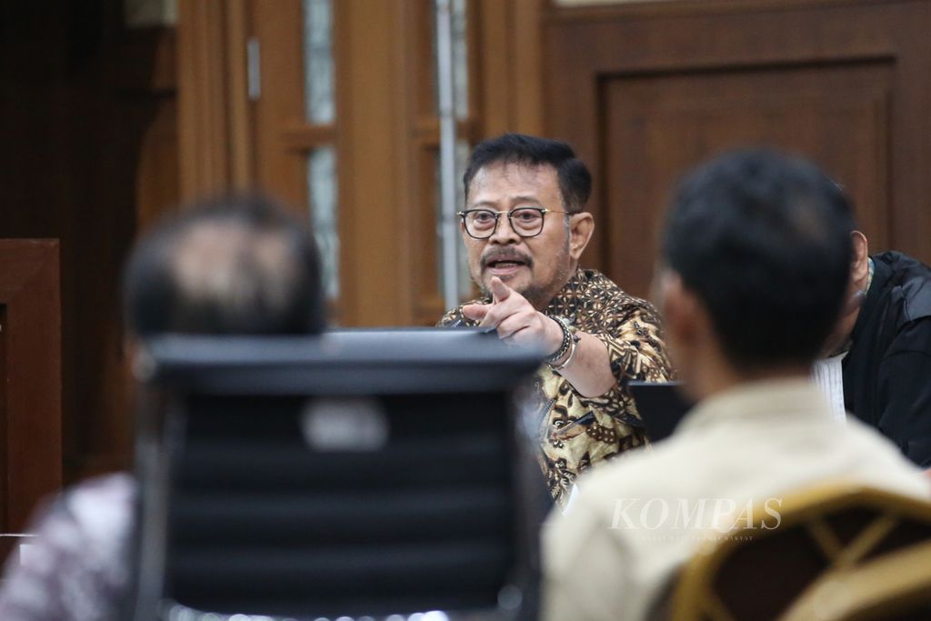 Terdakwa bekas Menteri Pertanian Syahrul Yasin Limpo bertanya kepada saksi yang diajukan jaksa penuntut umum dalam sidang lanjutan kasus dugaan pemerasan dan penerimaan gratifikasi di Pengadilan Tipikor Jakarta, Senin (6/5/2024). 