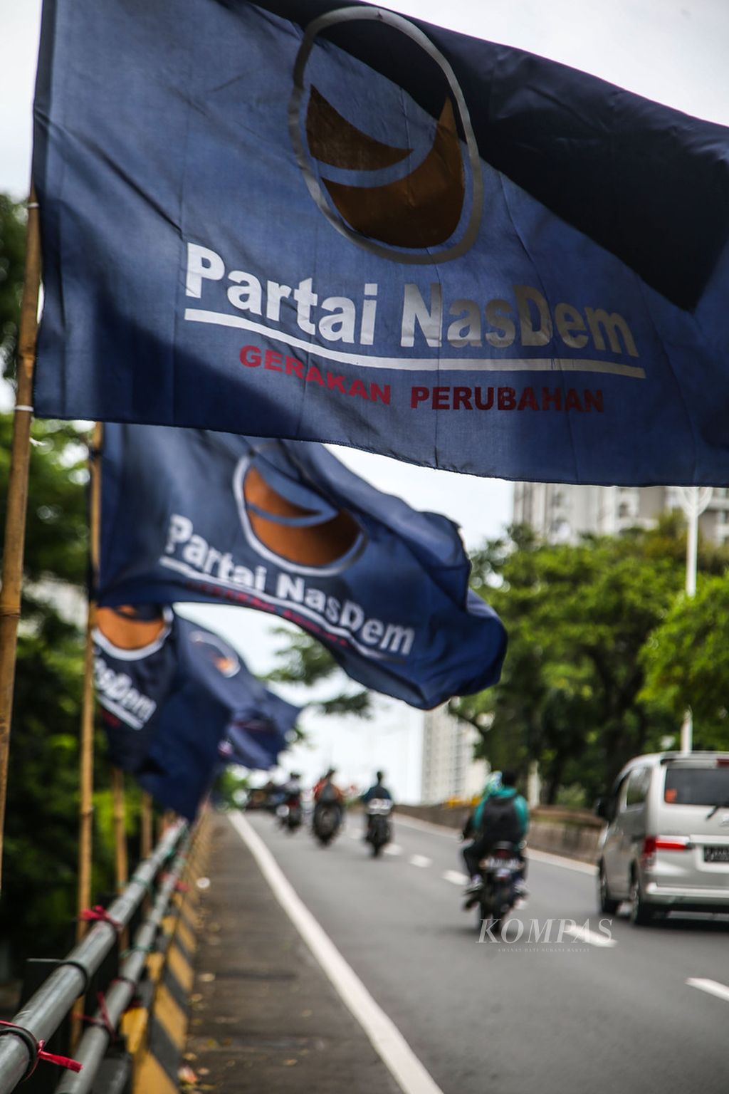 Ratusan bendera Partai Nasdem terpasang di sepanjang jalan layang Simprug, Kebayoran Lama, Jakarta, Rabu (10/11/2021). 