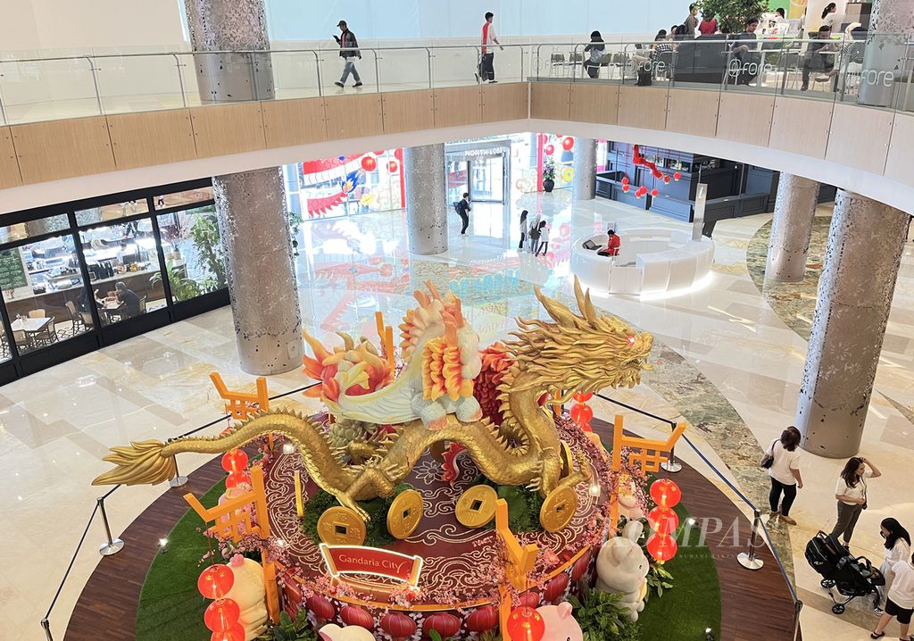 Dekorasi bertema Imlek menghiasi pusat perbelanjaan di kawasan Kebayoran Lama, Jakarta Selatan, Minggu (11/2/2024). Momen-momen spesial seperti Imlek dimanfaatkan pengusaha pusat perbelanjaan untuk mendorong kunjungan dan belanja konsumen. 