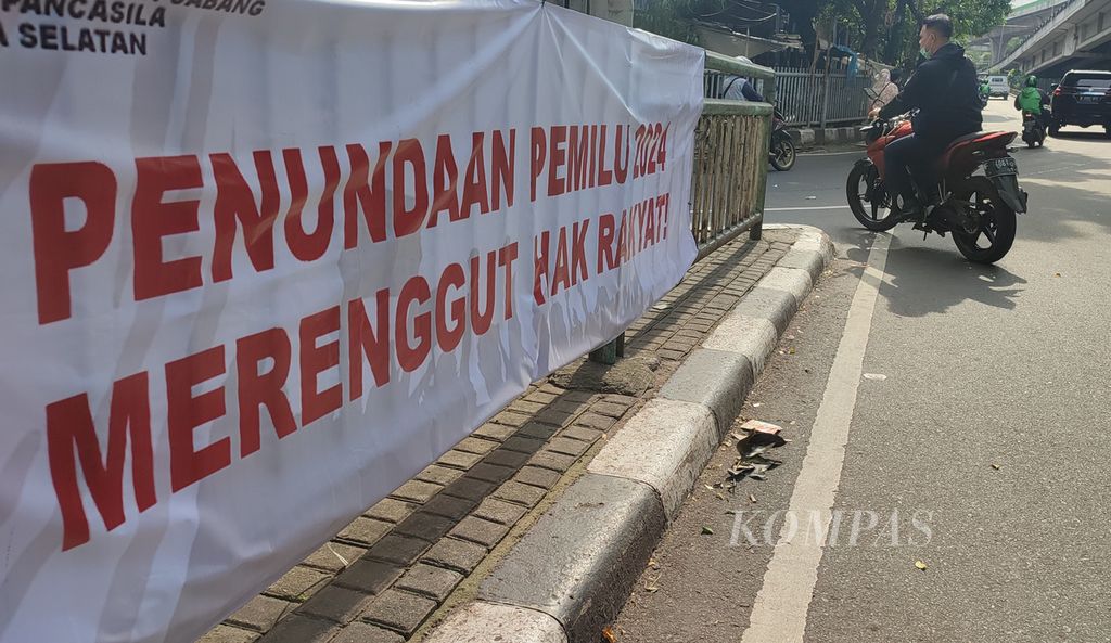 Spanduk bertuliskan penolakan atas wacana penundaan pemilu terlihat di kawasan Mampang, Jakarta, Jumat (11/9/2022).