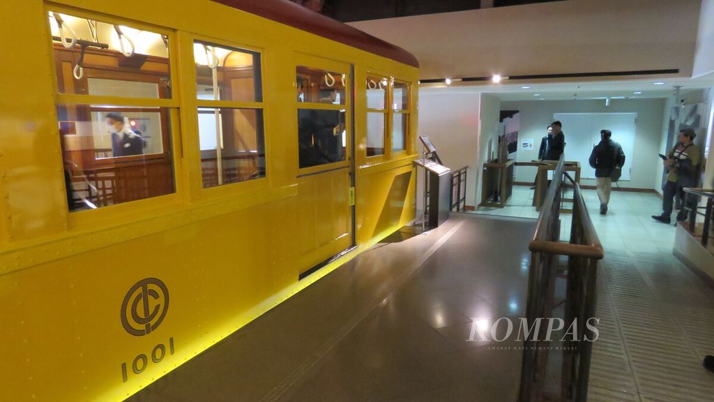 Tampilan salah satu kereta yang pernah dipakai untuk melayani layanan kereta bawah tanah (<i>subway</i>) pertama di Tokyo pada 1927. Kereta seri awal itu bisa dilihat di Tokyo Metro Museum, Tokyo, Jepang. 