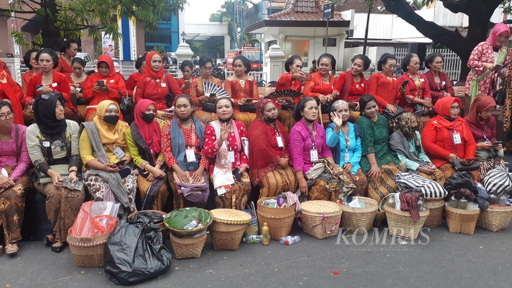 Para peserta parade kebaya bertajuk Berkebaya Bersama Ibu Negara, di Kota Surakarta, Jawa Tengah, Minggu (2/10/2022). Gelaran itu diikuti oleh Ibu Negara Iriana Joko Widodo. 