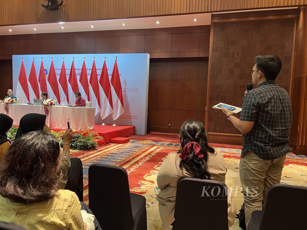 Menteri Luar Negeri Retno LP Marsudi mendengar pertanyaan yang diajukan media tentang upaya Indonesia memediasi konflik di Myanmar, di kantor Kementerian Luar Negeri di Jakarta, Jumat (7/7/2023). 