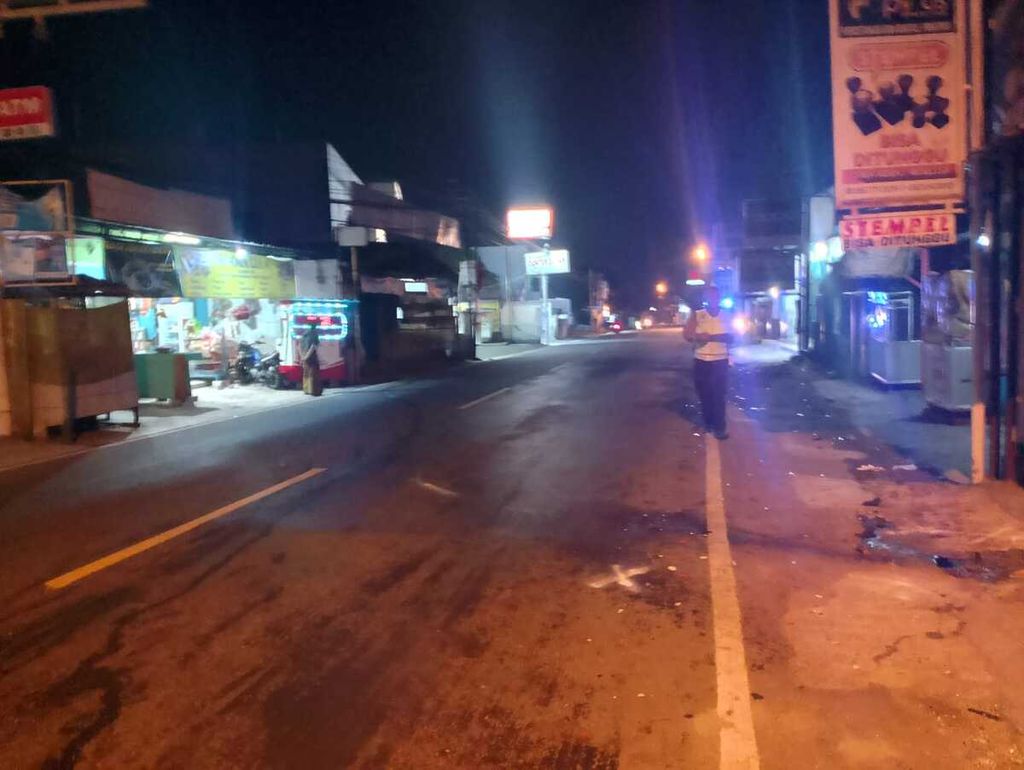 Polisi memeriksa lokasi kejadian tabrakan maut antarpengendara motor di di Jalan Raya Galuga, Cibungbulang, Kabupaten Bogor, Jawa Barat, Sabtu (27/1/2024).