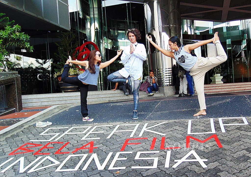 Pekerja film Melissa Karim, Ayushita, dan Nia Dinata melakukan pose yoga sebagai bentuk protes kepada Kementerian Pariwisata di gedung Sapta Pesona, Jakarta (7/2). Protes dilakukan terkait pemilihan delegasi yang akan diberangkatkan ke Festival Film Berlinale di Jerman. 