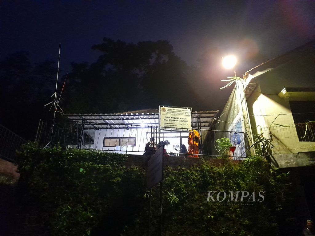 Posko pencarian orang hilang di Pos Pendakian Gunung Arjuno-Welirang di Desa Wonorejo, Kecamatan Lawang, Kabupaten Malang, Jawa Timur, Selasa (5/7/2022) malam.