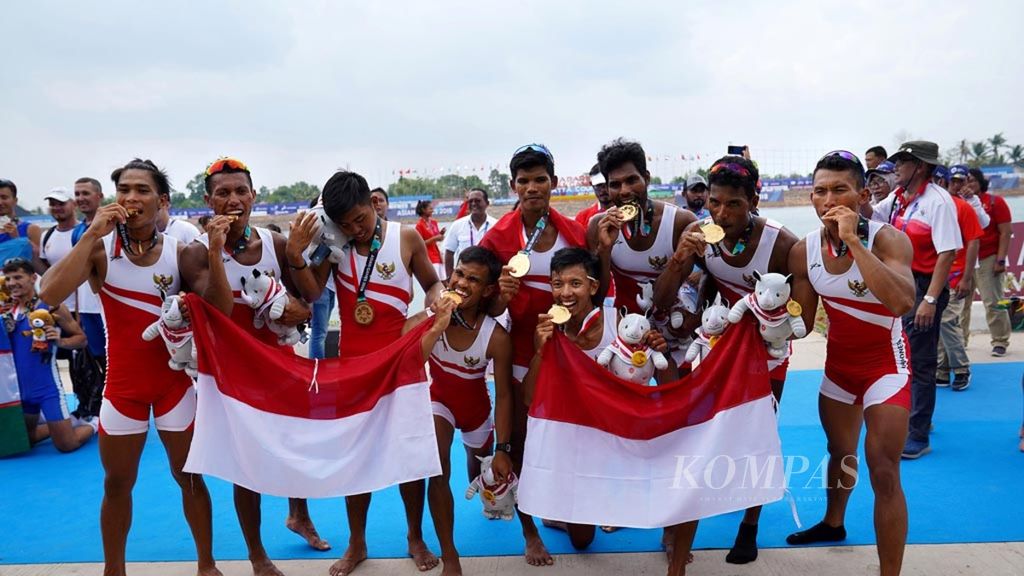 Tim dayung Indonesia berhasil meyumbangkan medali emas setelah dalam final kelas layang delapan putra Asian Games 2018 menjadi yang tercepat di Arena Dayung, Jakabaring, Palembang, Sumatera Selatan, Jumat (24/8/2018). Perak diraih Uzbekistan dan perunggu Hong Kong.