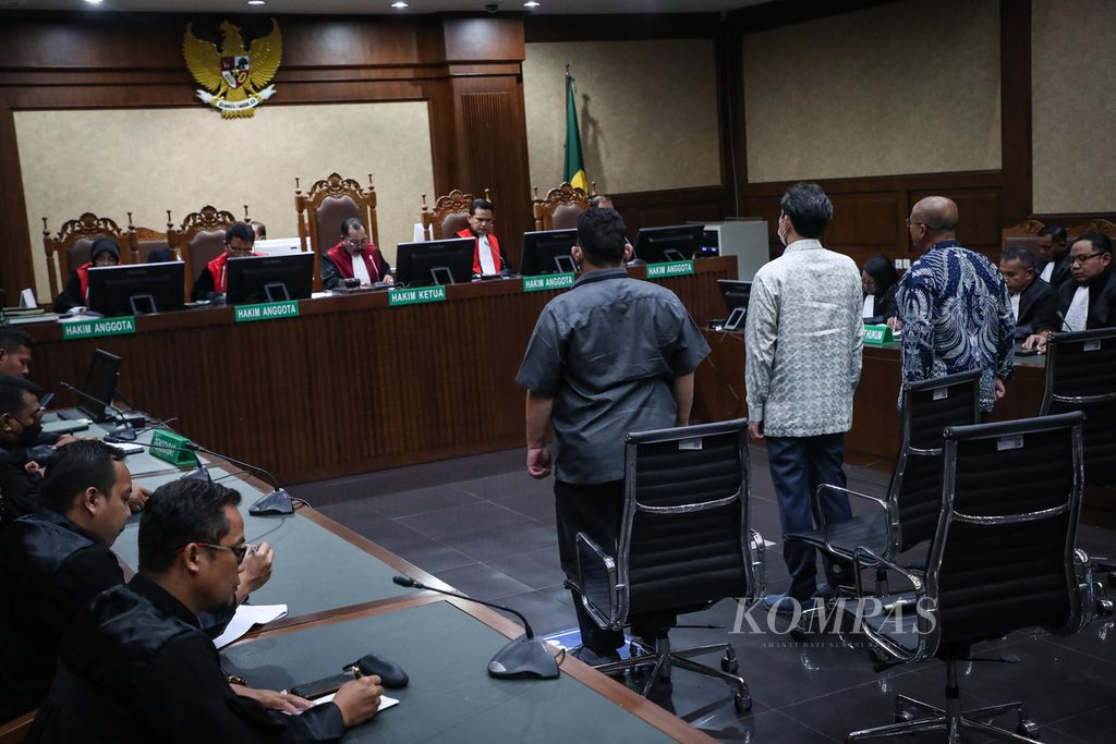 Terdakwa Surya Cipta Witoelar, Kusuma Arifin Wiguna, dan Laksamana Muda (Purn) Agus Purwoto (dari kiri ke kanan) menyimak pembacaan putusan di Pengadilan Tindak Pidana Korupsi Jakarta, Senin (17/7/2023). 
