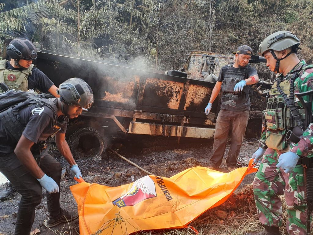 Proses evakuasi jenazah salah satu dari empat pekerja jalan korban serangan kelompok kriminal bersenjata di Kampung Mayerga, Kabupaten Teluk Bintuni, Papua Barat, Jumat (30/9/2022).