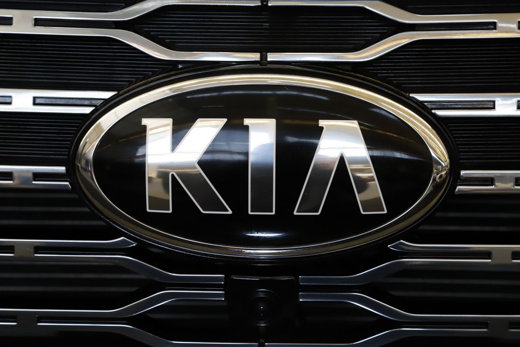 Logo KIA di bagian depan KIA Telluride yang dipamerkan di 2020 Pittsburgh International Auto Show, Amerika Serikat pada Februari 2020.