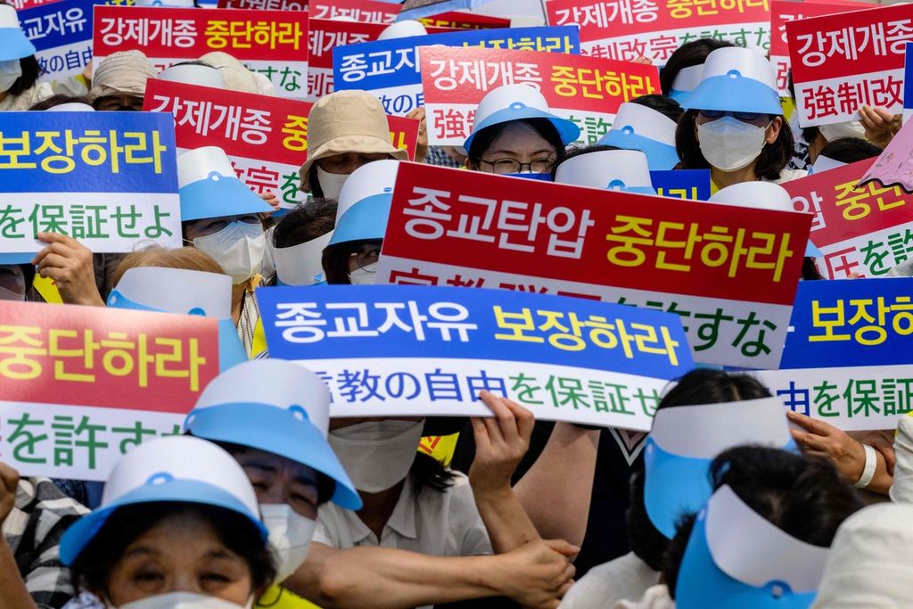 Anggota Gereja Persatuan hadir dalam unjuk rasa di Seoul, Korea Selatan pada 18 Agustus 2022. Mereka mengkritik peliputan media atas Gereja Persatuan yang dikait-kaitkan dengan penembakan mantan Perdana Menteri Jepang, Shinzo Abe.