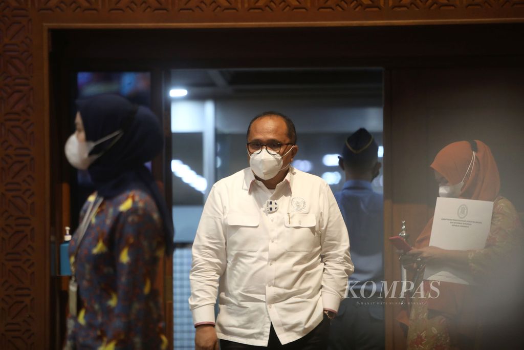 Wakil Ketua Komisi II DPR Junimart Girsang tiba di ruang rapat Komisi II DPR di Kompleks Gedung Parlemen, Senayan, Jakarta, untuk mengikuti rapat kerja, Kamis (8/4/2021).