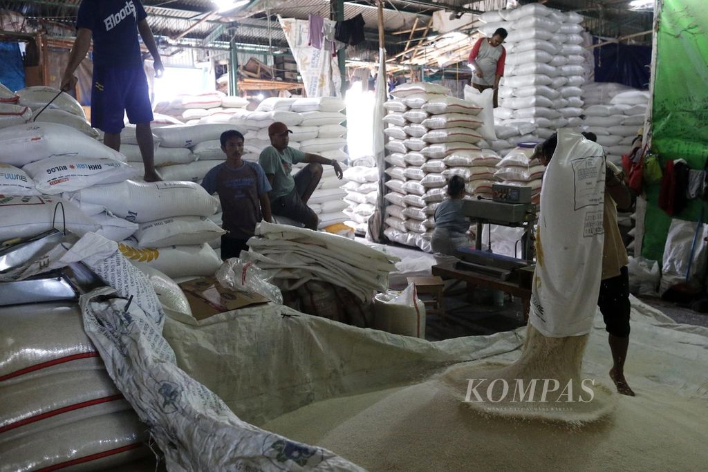 Buruh bersiap mengaduk beras di Pasar Induk Beras Cipinang, Jakarta Timur, Rabu (18/1/2023). Pedagang di pasar tersebut mengeluhkan harga beras yang masih tinggi meskipun beras impor telah tiba di Tanjung Priok sejak akhir tahun lalu.
