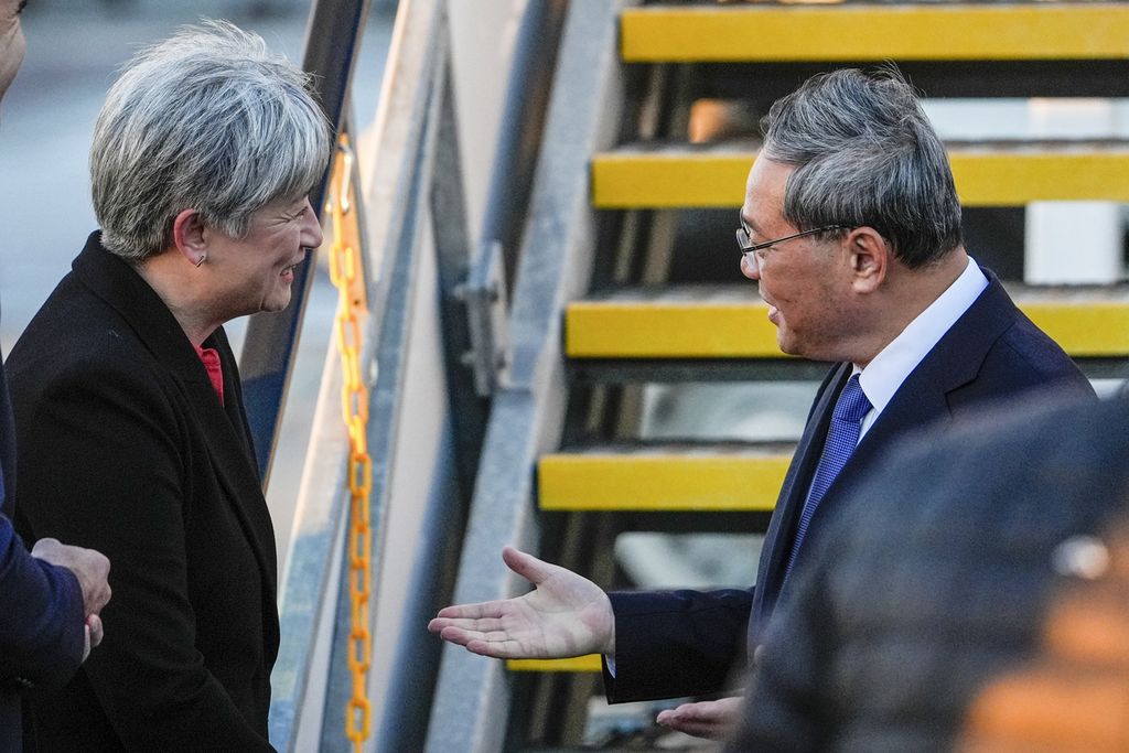 Perdana Menteri China Li Qiang (kanan) menyapa Menteri Luar Negeri Australia Penny Wong yang menyambut kedatangannya di Bandara Adelaide, Negara Bagian Australia Selatan, Sabtu (15/6/2024).