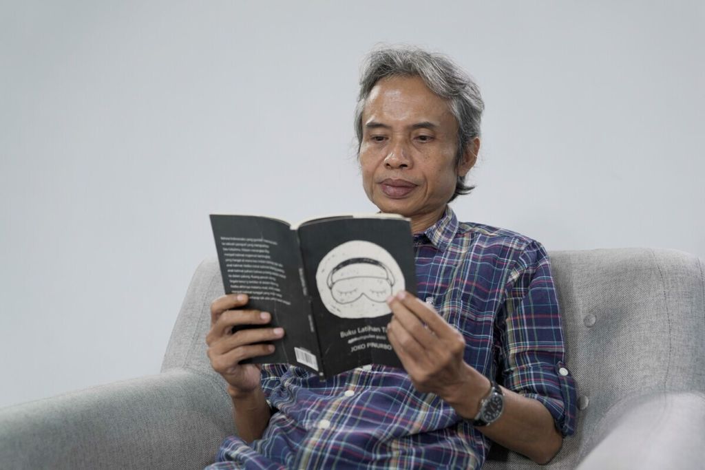 Poet Joko Pinurbo visited the <i>Kompas</i> Daily Editor at Kompas Tower, Jakarta, Friday (28/6/2019).
