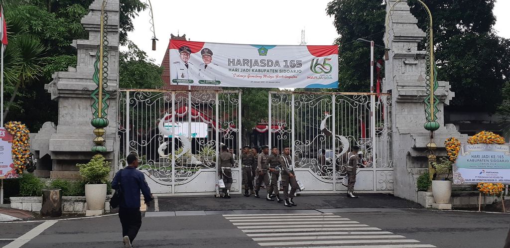 Satpol PP menjaga pintu gerbang Pendopo Delta Wibawa Sidoarjo saat penyidik KPK melakukan pemeriksaan di rumah dinas Bupati Sidoarjo Ahmad Muhdlor Ali, Rabu (31/1/2024). 