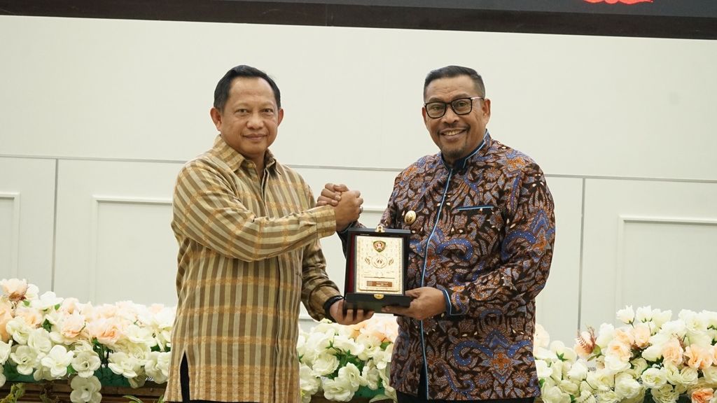 Menteri Dalam Negeri Tito Karnavian bertemu Gubernur Maluku Murad Ismail dalam Rapat Koordinasi Pengendalian Inflasi Daerah, di Ambon, Maluku, Kamis (11/1/2024).