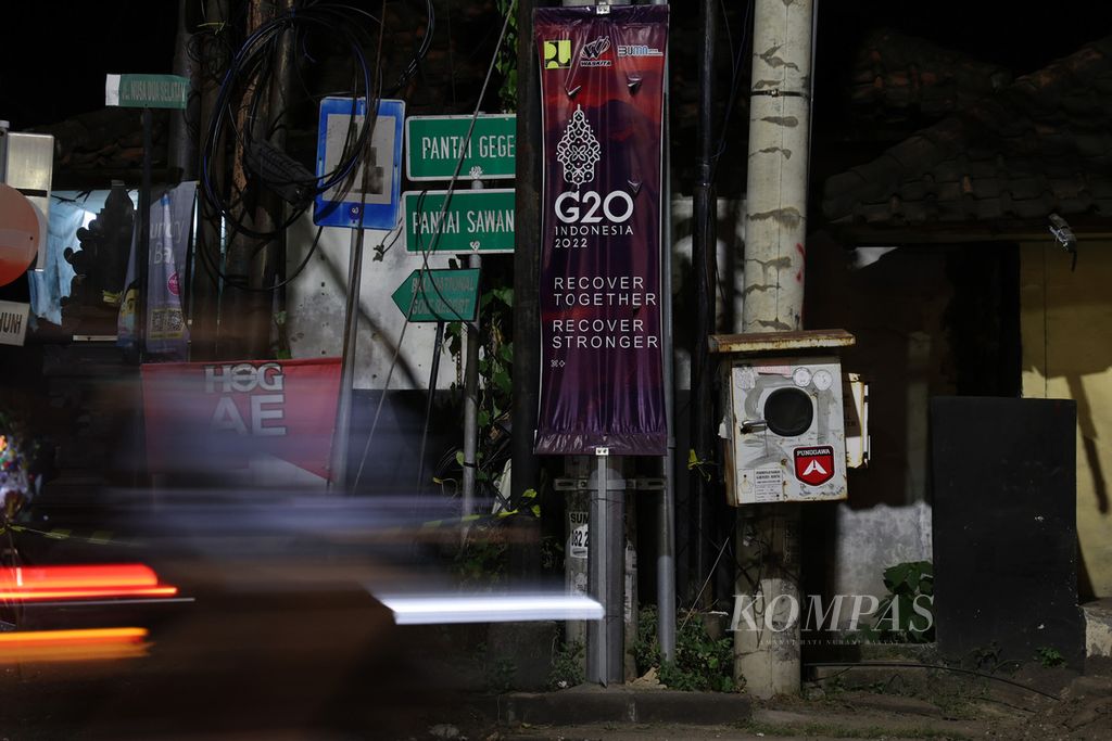 Poster KTT G20 dipasang di sebuah perempatan jalan di kawasan Nusa Dua, Bali, Selasa (5/7/2022). Sosialisasi acara KTT G20 yang akan berlangsung di Nusa Dua pada pertengahan November mendatang terus digaungkan antara lain melalui pemasangan poster di sejumlah lokasi di Bali.