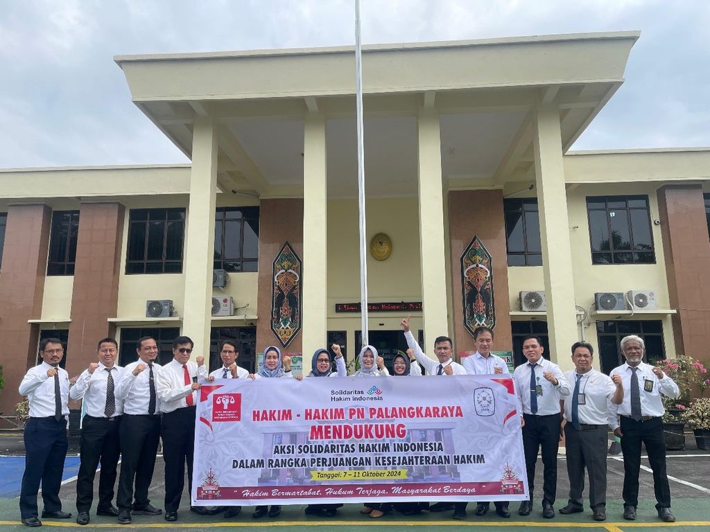 Setelah apel pagi, hakim-hakim di Palangka Raya menunjukkan dukungan mereka terhadap tuntutan hakim Indonesia soal kesejahteraan hakim, di kantor Pengadilan Negeri Palangka Raya Kelas IA, Provinsi Kalimantan Tengah, Senin (7/10/2024).