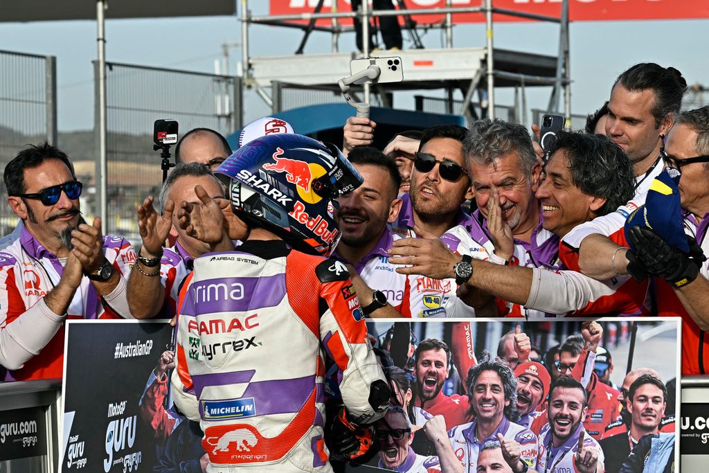 Pebalap Ducati, Pramac Johann Zarco, disambut timnya setelah finis ketiga pada Grand Prix MotoGP Valencia di Sirkuit Ricardo Tormo di Cheste dekat Valencia, Spanyol, Minggu (26/11/2023). 