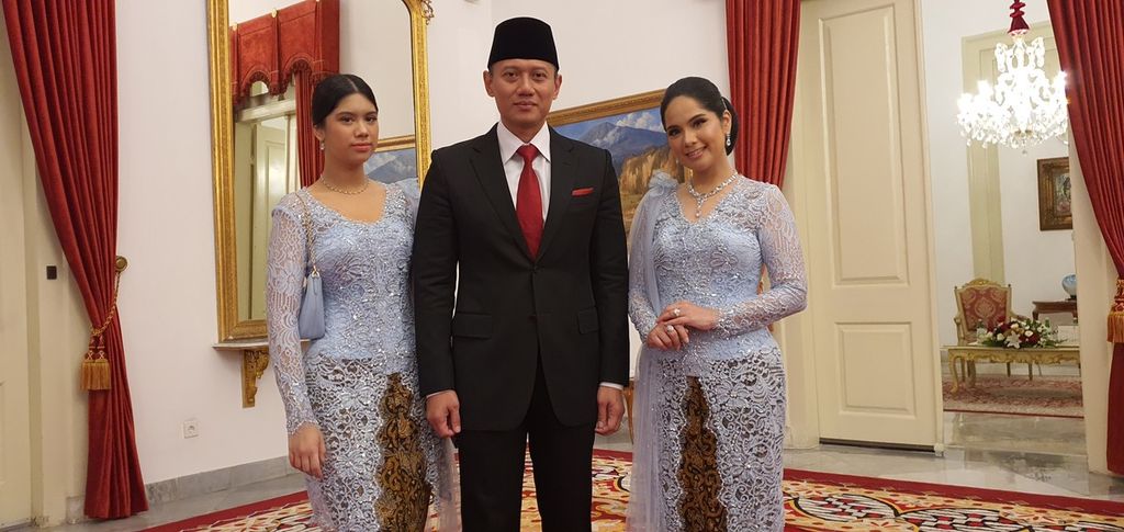 Agus Harimurti Yudhoyono (AHY) berfoto bersama istrinya, Annisa Pohan (kanan), dan putri mereka, Almira Tunggadewi (kiri), di Istana Negara, Jakarta, sebelum Presiden Joko Widodo melantik AHY sebagai Menteri Agraria dan Tata Ruang/Kepala Badan Pertanahan Nasional, Rabu (21/2/2024).