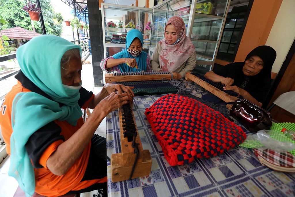 Sejumlah lansia warga binaan Panti Sosial Tresna Werdha (PSTW) Budi Mulia I, Cipayung, Jakarta Timur, membuat beragam kerajinan tangan, seperti keset dan tempat tisu, Selasa (13/12/2022).
