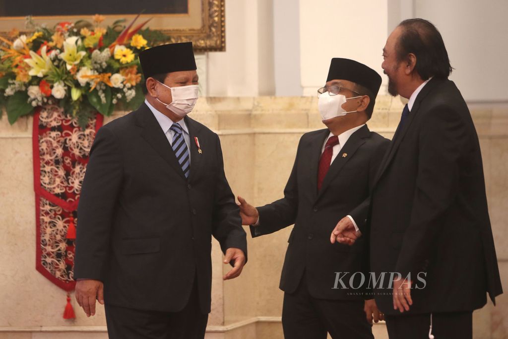 Ketua Umum Partai Gerindra yang juga Menteri Pertahanan Prabowo Subianto berbincang dengan Menteri Sekretaris Negara Pratikno dan Ketua Umum Partai Nasdem Surya Paloh (kiri ke kanan) saat hadir dalam pelantikan menteri dan wakil menteri di Istana Negara, Jakarta, Rabu (15/6/2022). 