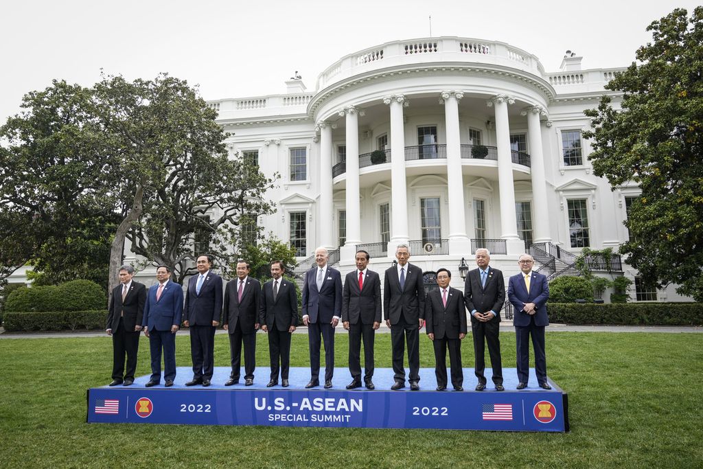 Sesi foto bersama para pemimpin ASEAN dengan Presiden Amerika Serikat Joe Biden di Gedung Putih, Washington DC, Kamis (12/5/2022). Dalam KTT ini, Pemerintah AS berkomitmen untuk menjalin relasi yang lebih kuat dengan ASEAN, menghadang pengaruh China yang semakin kuat di kawasan.