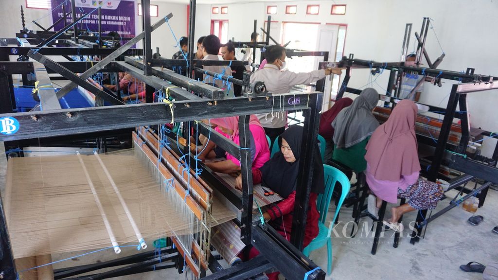 Perempuan Desa Towale, Kecamatan Banawa Tengah, Kabupaten Donggala, Sulawesi Tengah, Jumat (10/2/2023), belajar menenun kain dengan alat tenun bukan mesin. Program itu diadakan oleh Bank Indonesia Perwakilan Sulteng.