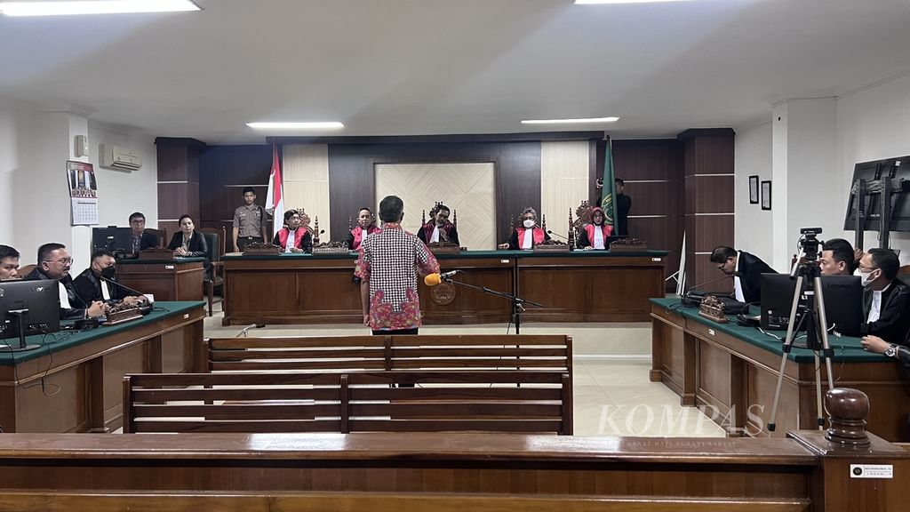 Majelis hakim pengadilan HAM memvonis bebas Mayor Inf (Purn) Isak Sattu dalam sidang kasus pelanggaran HAM berat Paniai di Pengadilan Negeri Makassar, Sulawesi Selatan, Kamis (8/12/2022).
