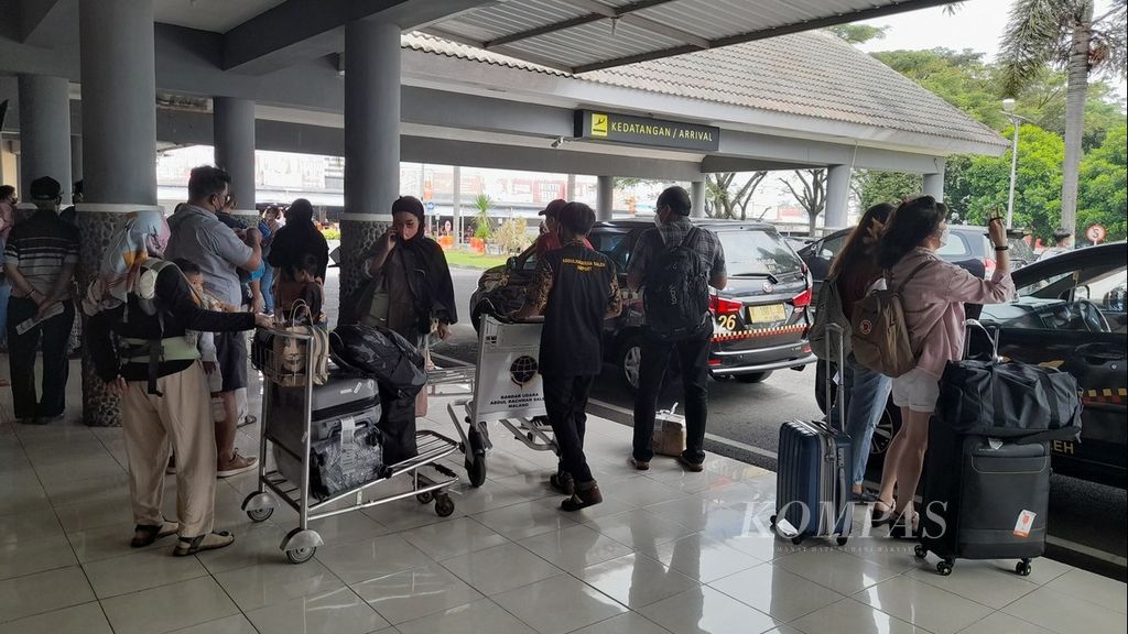 Aktivitas penumpang di Bandara Abdulrachman Saleh, Malang, Jawa Timur, tiga hari sebelum Lebaran, Jumat (29/4/2022).
