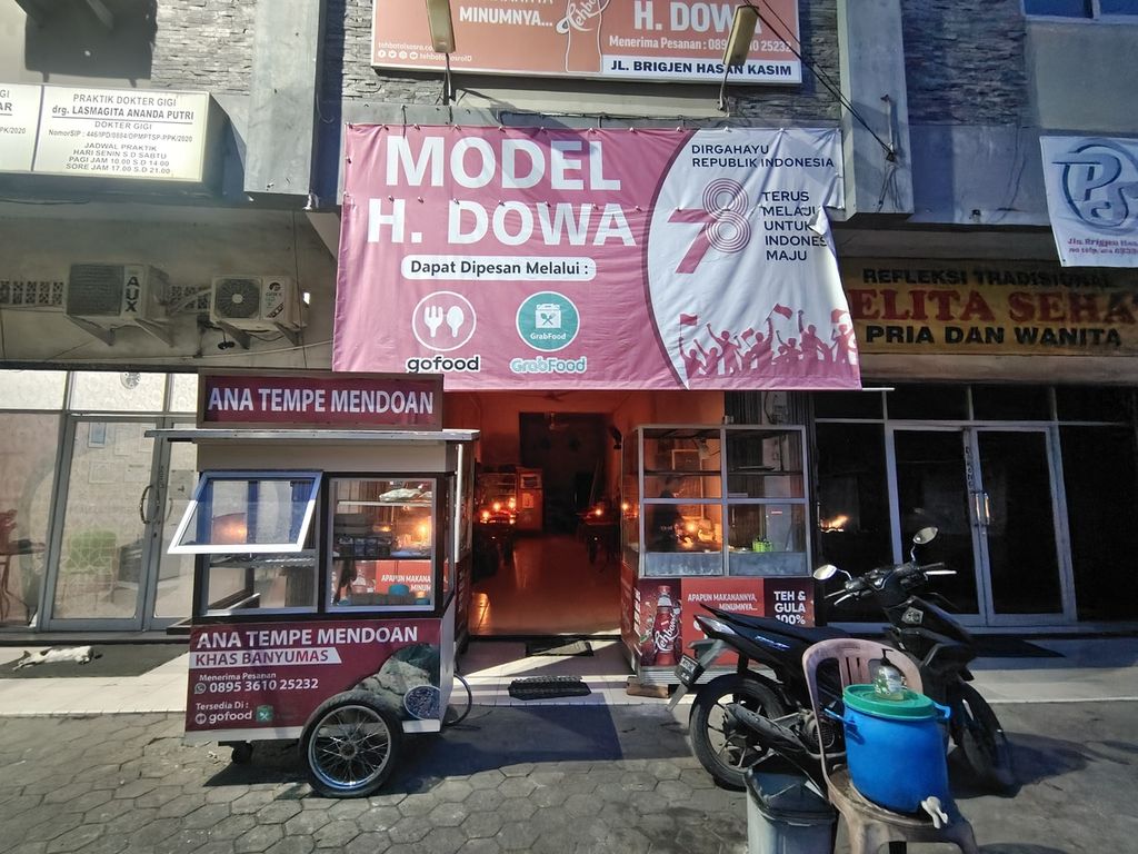 Warung Model Haji Dowa di Kelurahan Bukit Sangkal, Kecamatan Kalidoni, Palembang, Sumatera Selatan, Selasa (4/6/2024), memanfaatkan lilin akibat gangguan listrik. Pemadaman di wilayah Sumbagsel berlangsung sejak pukul 11.00 WIB hingga malam hari.