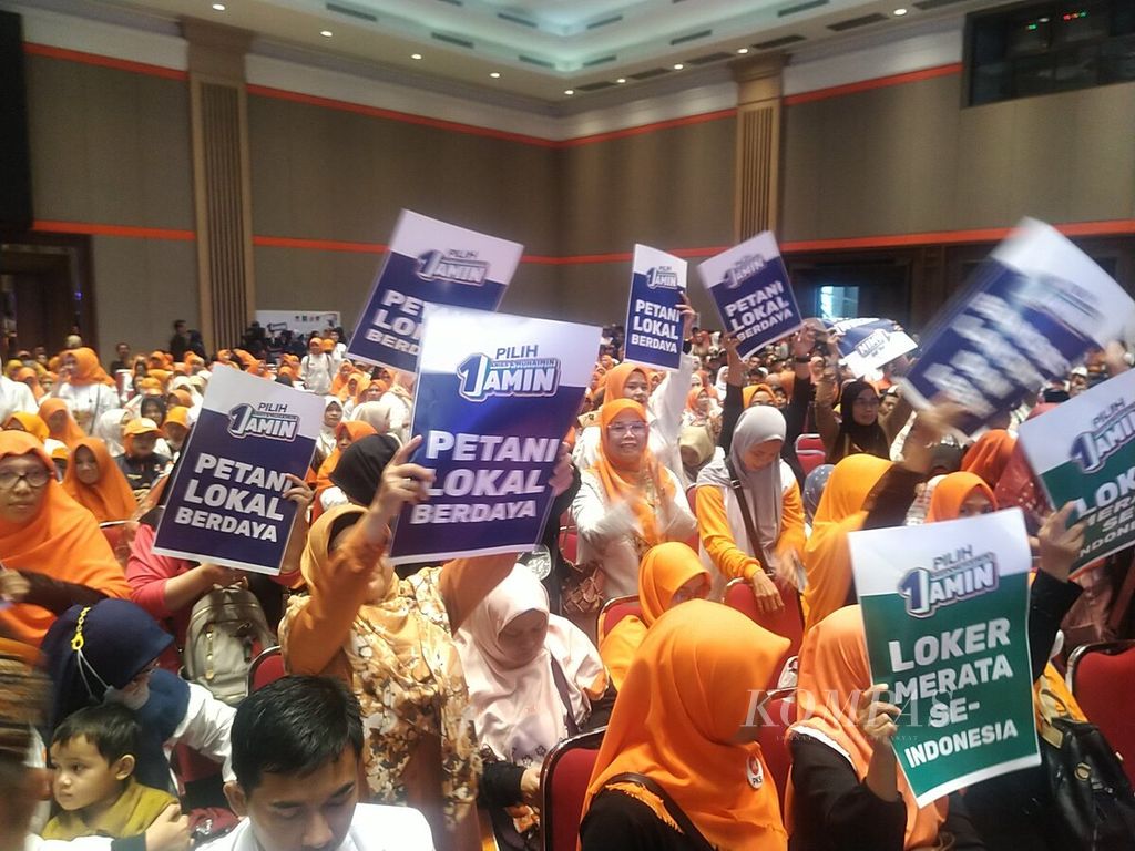 Pendukung calon Presiden Anies Baswedan mengutarakan harapannya di Kota Bandung, Jawa Barat, Rabu (29/11/2023). 