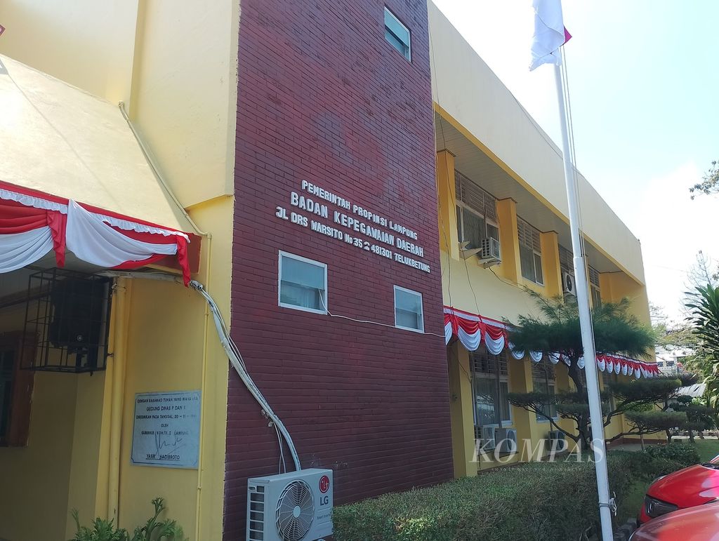 Tim Inafis Polresta Bandar Lampung mendatangi kantor Badan Kepegawaian Daerah Lampung untuk melakukan oleh tempat kejadian perkara, Rabu (9/8/2023). 