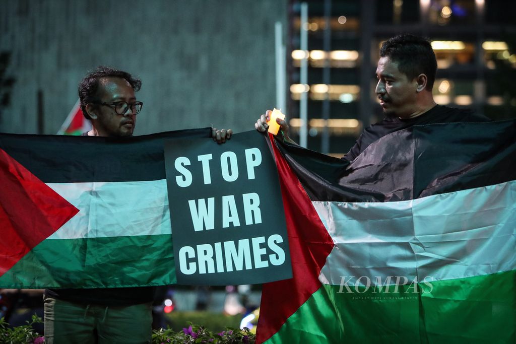 Aktivis membawa bendera Palestina dan poster perdamaian dalam aksi solidaritas di kawasan Bundaran HI, Jakarta, Jumat (3/11/2023). Greenpeace Indonesia menyerukan pesan perdamaian dan kemanusiaan atas perang Israel-Hamas yang terjadi di Gaza. 