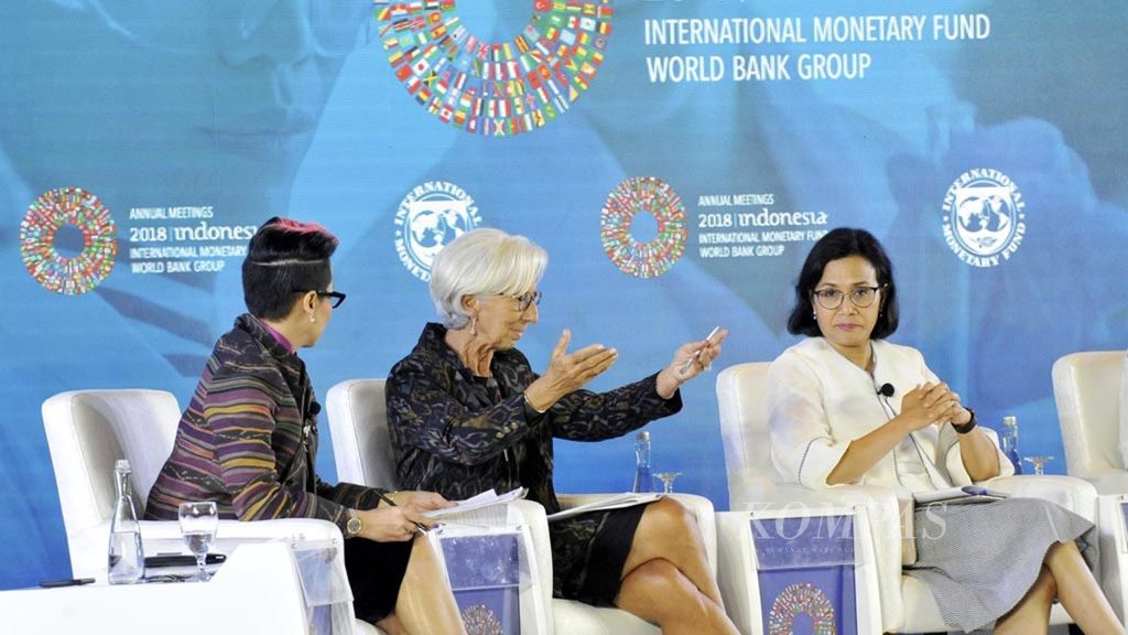 IMF Managing Director Christine Lagarde (center) with Finance Minister Sri Mulyani Indrawati (right) were the speakers in a discussion entitled Empowering Women in the Workplace, at the Westin Hotel, Bali, on Tuesday (9/10/2018).