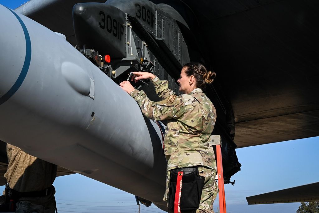 Prajurit Angkatan Udara Amerika Serikat dalam latihan pemuatan senjata ke pesawat pengebom B-52H di Pangkalan Udara Barksdale, California, pada November 2022