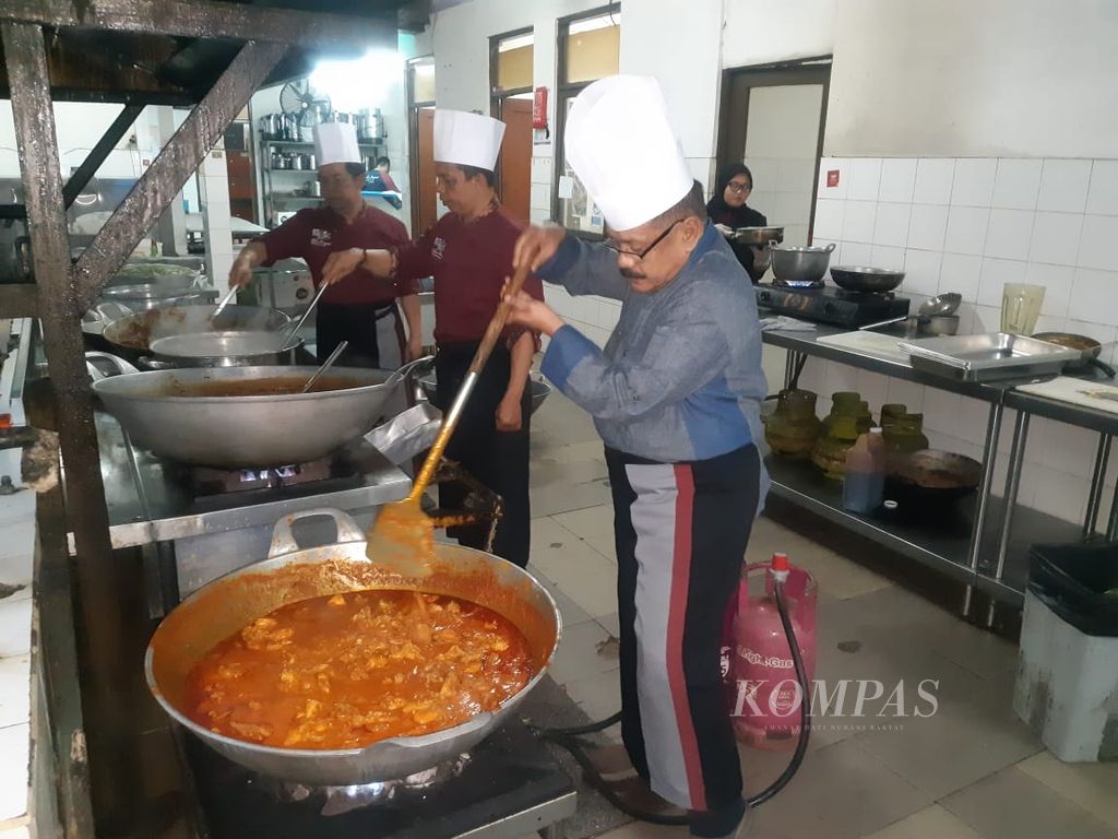 Executive Chef Van Hengel Catering, Rochendi (kanan), memasak bersama beberapa koki di Bandung, Jawa Barat, Minggu (4/6/2023).