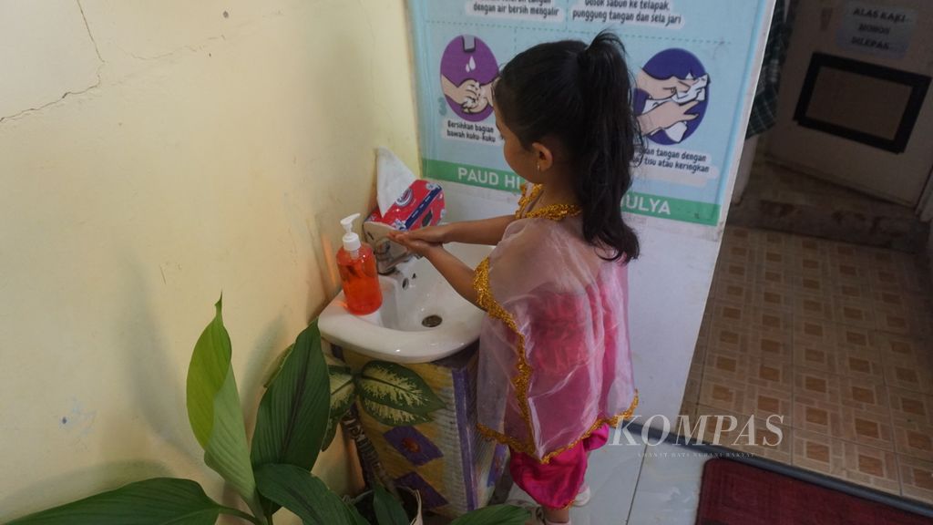 Holistic Integrated Early Childhood Education (PAUD-HI) students at Mulya in West Sumbawa Regency, West Nusa Tenggara (NTB), on Thursday (5/2/2024), are applying a clean and healthy lifestyle by always washing their hands with soap.