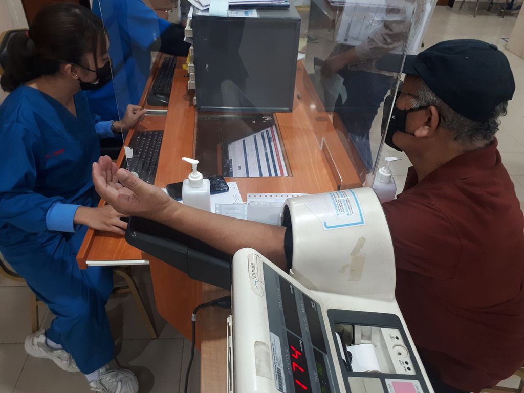 Liberti Martaung (68) melakukan pengecekan tekanan darah sebelum pemeriksaan dengan dokter di Rumah Sakit Jantung Harapan Kita, Jakarta, Senin (3/10/2022).