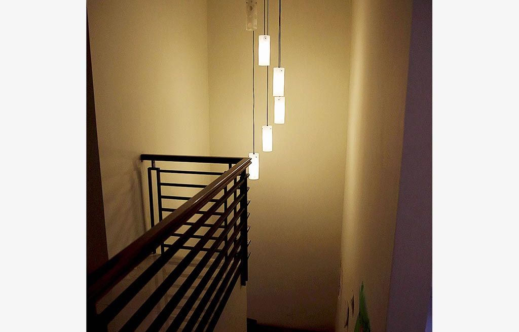 Lampu di tangga
