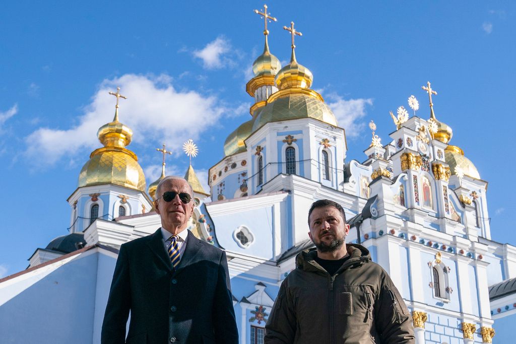 Presiden Amerika Serikat Joe Biden (kiri) bersama Presiden Ukraina Volodymyr Zelenskyy mengunjungi Katedral Santo Michael di Kyiv, Ukraina, 23 Februari 2023