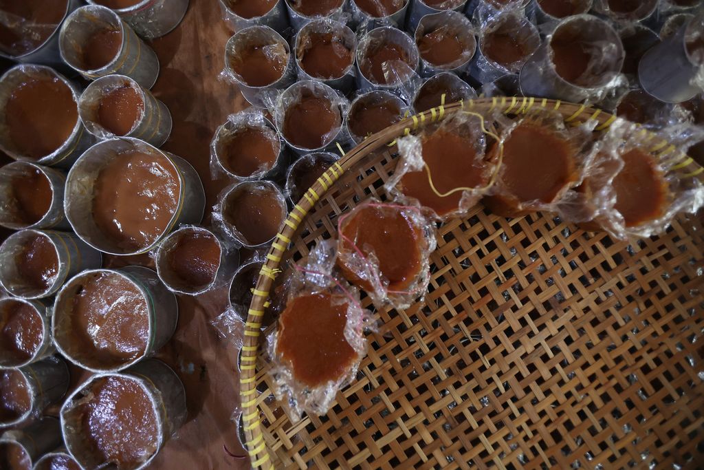 Kue keranjang dibuat dalam sejumlah ukuran di Jalan Tukangan, Danurejan, Yogyakarta, Selasa (18/1/2022). Kue keranjang merupakan salah satu makanan khas Imlek di Indonesia.