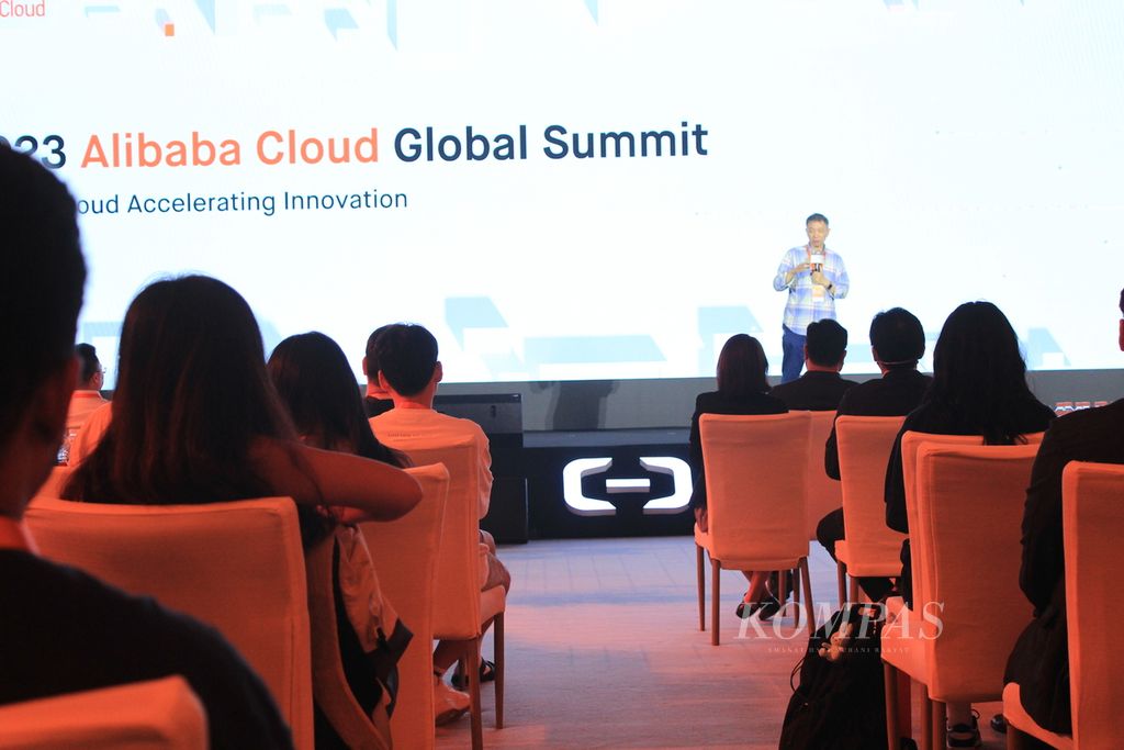 Suasana penyelenggaraan Alibaba Cloud Global Summit 2023 di Kota Hangzhou, China, Selasa (26/9/2023). Dalam kesempatan itu, Alibaba Cloud, perusahaan teknologi digital dari Alibaba Group yang memiliki layanan komputasi awan, meluncurkan sejumlah layanan berbasis kecerdasan buatan. Layanan itu berupa aplikasi pencarian cerdas, komputasi cerdas, dan pelatihan untuk percepatan pengambilan keputusan.