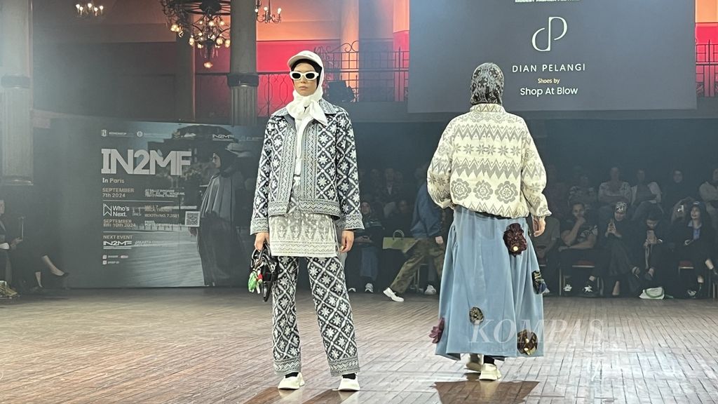 Koleksi milik Dian Pelangi yang ditampilkan di Indonesia International Modest Fashion Festival (IN2MF) di Salle Wagram, Paris, Perancis, Sabtu (7/9/2024).