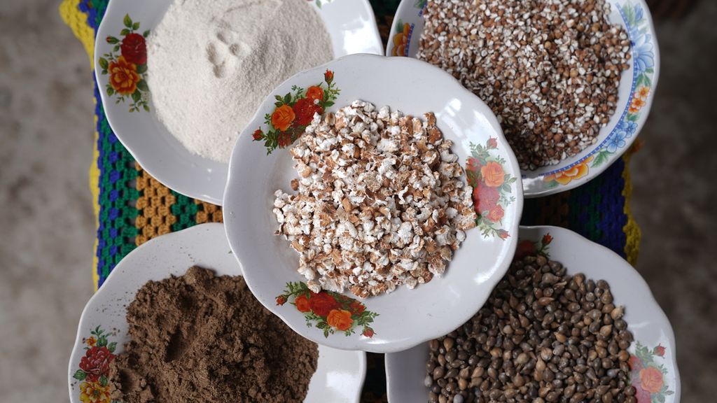 Piring berisi leye, mulai biji hingga yang bubuk, di Desa Hoelea, Kecamatan Omesuri, Kabupaten Lembata, Nusa Tenggara Timur, Minggu (13/8/2023). Leye merupakan makanan jenis sorgum.