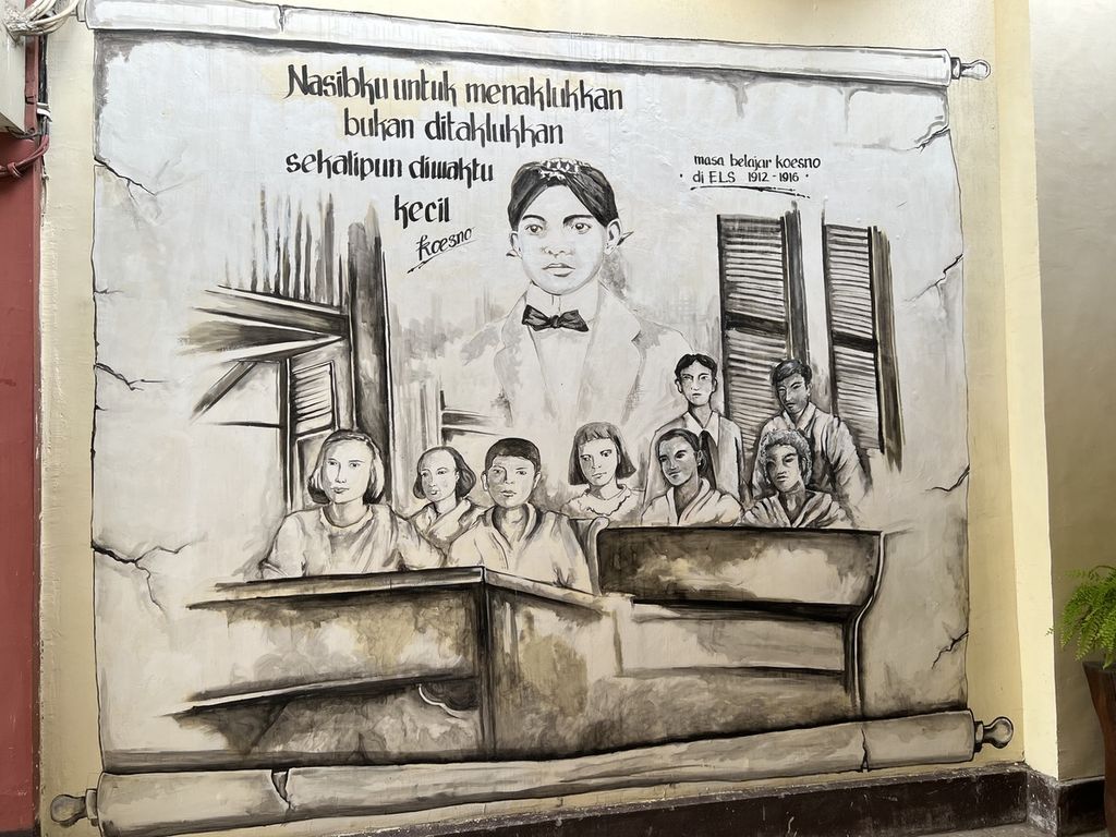 Salah satu lukisan di dinding ruang kelas Soekarno yang saat kecil dikenal dengan nama Koesno di SDN 2 Kota Mojokerto.