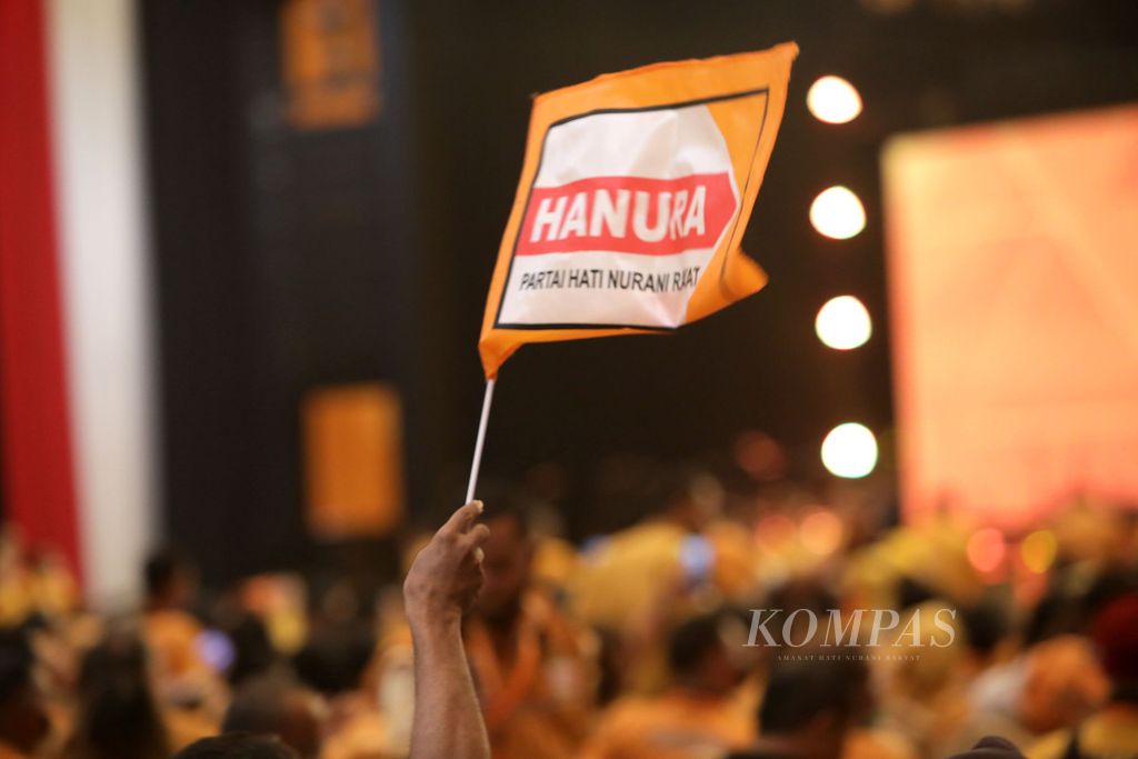 Pengurus, anggota, dan simpatisan Partai Hanura hadir dalam perayaan HUT Ke-16 Partai Hanura di Jakarta Convention Center, Jakarta, Rabu (21/12/2022). 